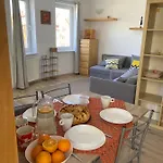 Pomaranczowy - Kawalerka W Srodmiesciu *